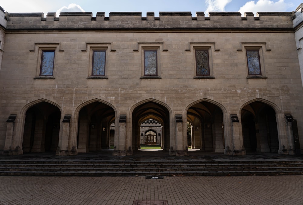 un bâtiment aux fenêtres cintrées