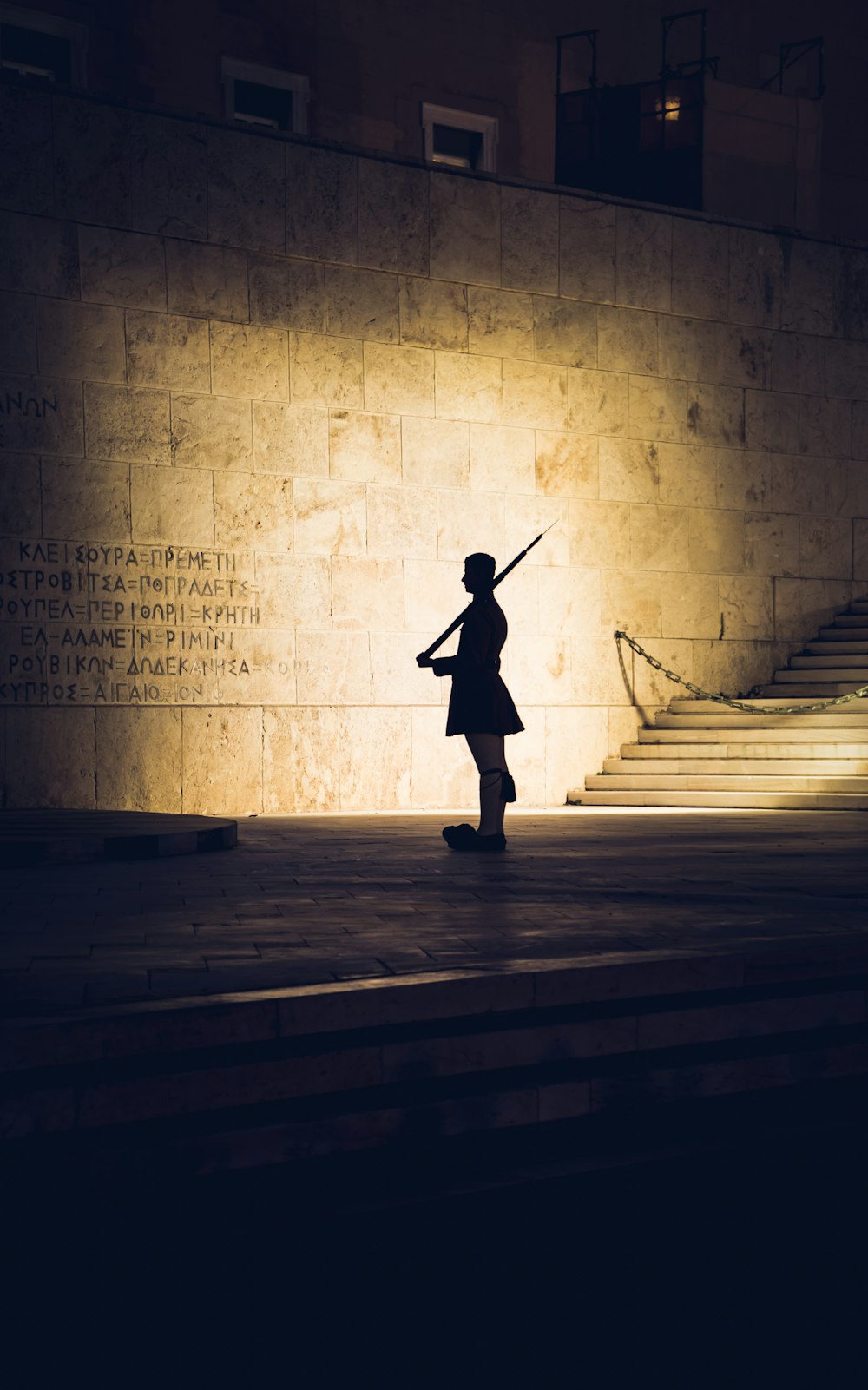 una persona caminando por una acera