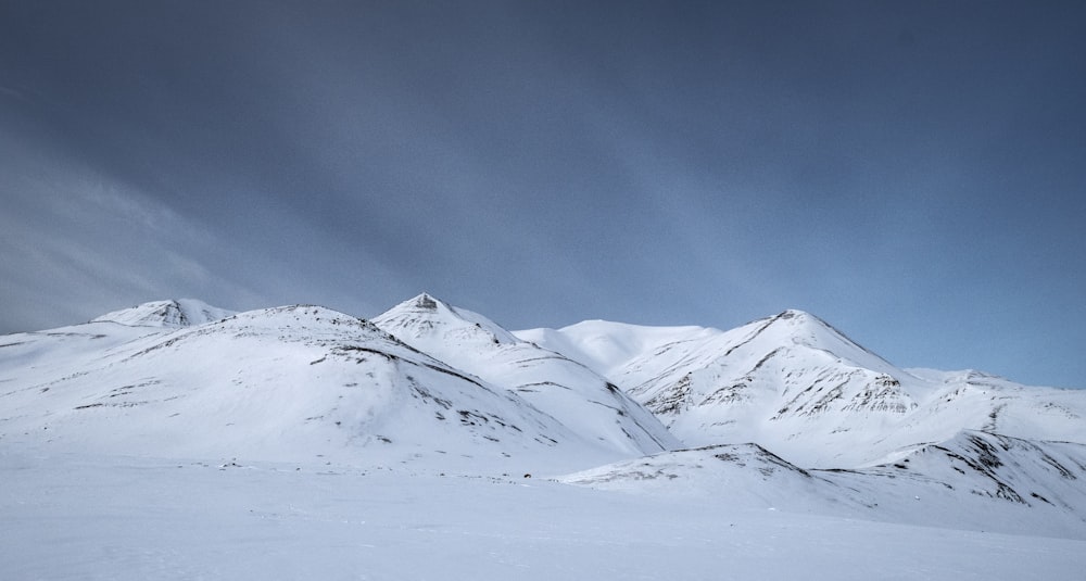 a snowy mountain range