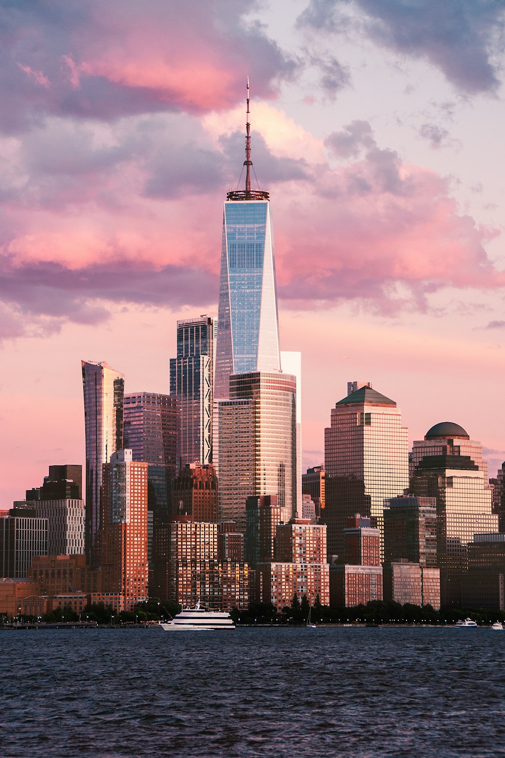 Uno skyline del World Trade Center con un edificio alto