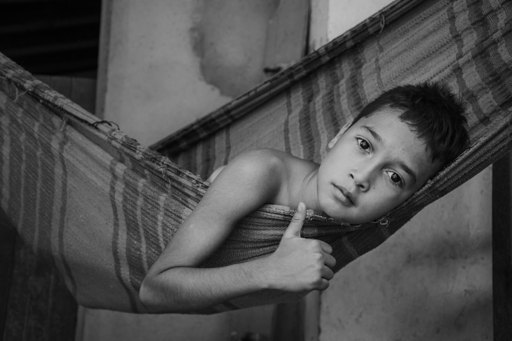 Un niño apoyado contra una pared