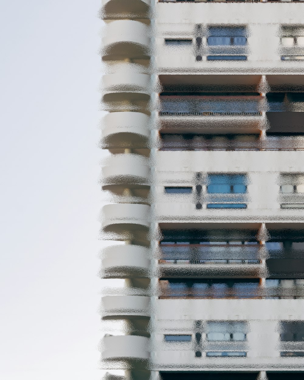 Un edificio alto con muchas ventanas