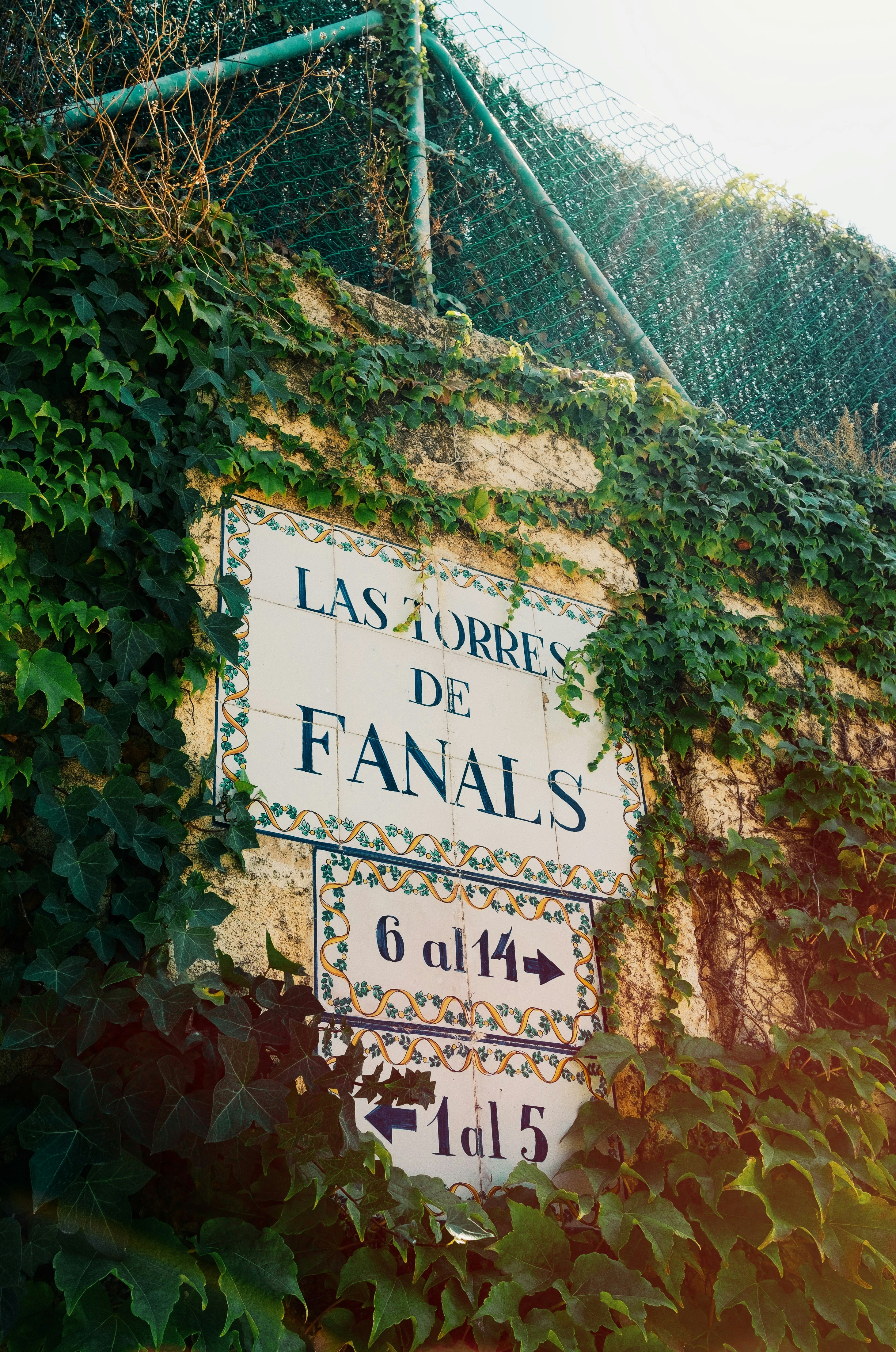 ein Schild an einem Zaun