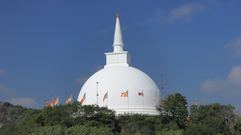 um edifício branco com Anuradhapura e bandeiras ao lado