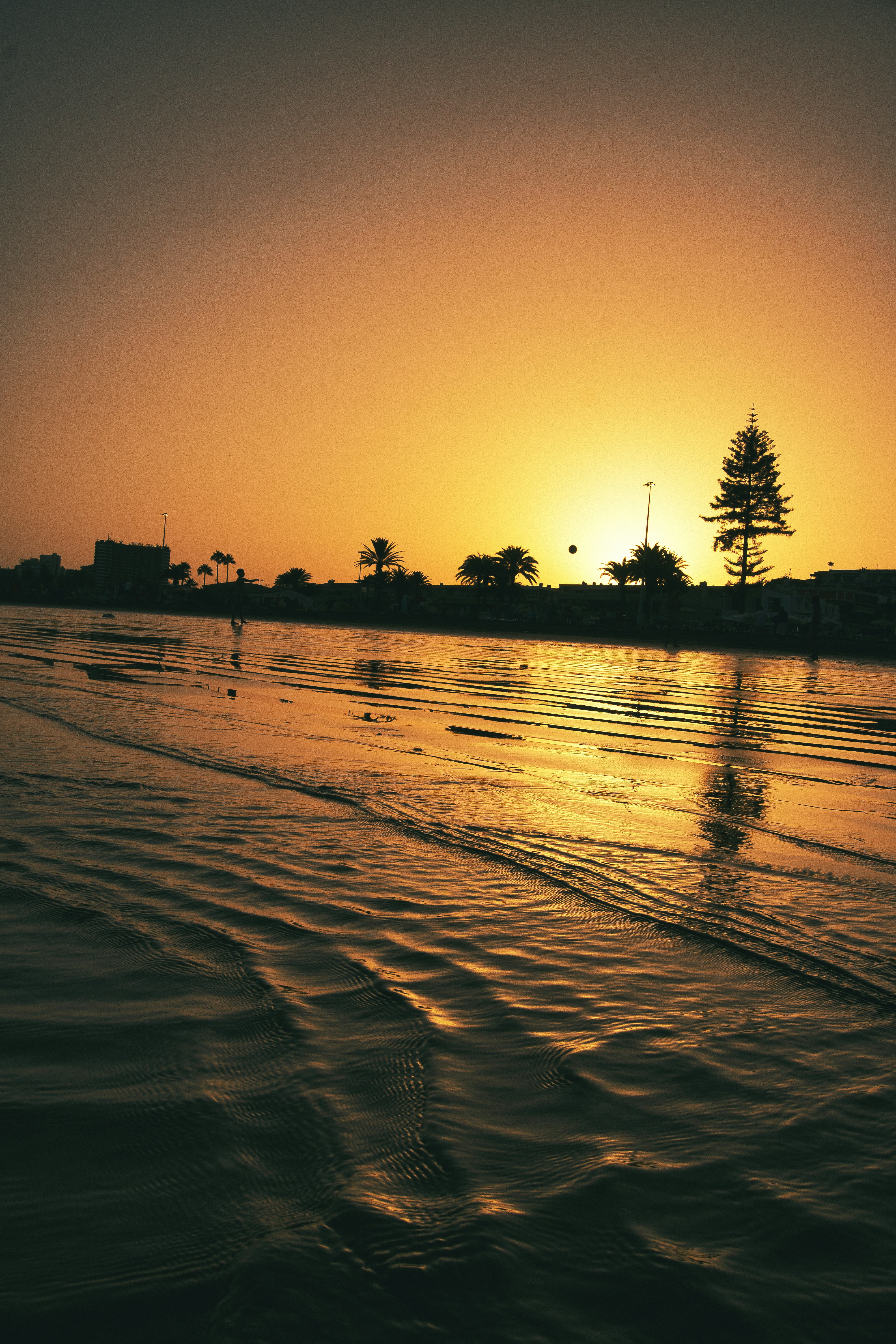 un tramonto su uno specchio d'acqua