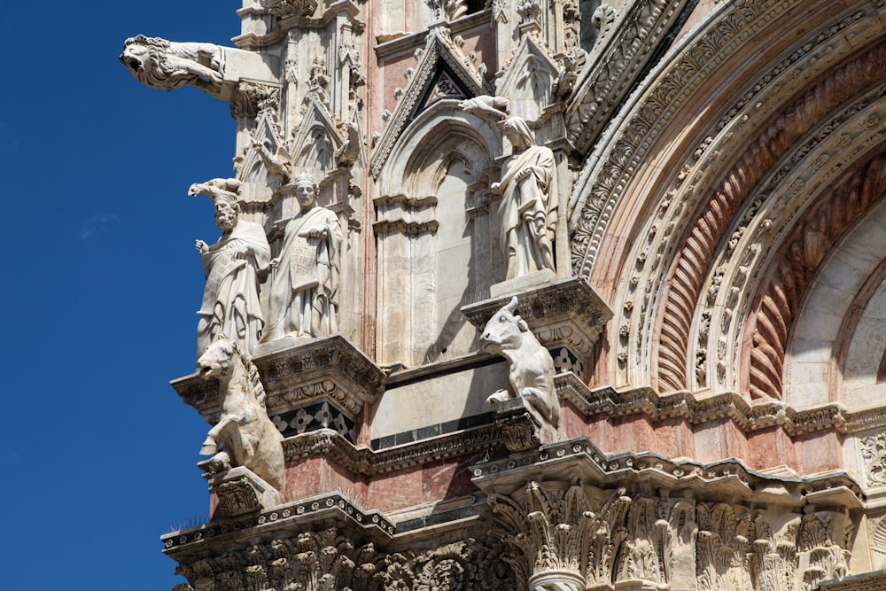 Un edificio con estatuas en el exterior