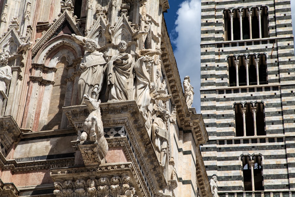 ein Gebäude mit Statuen an der Außenseite