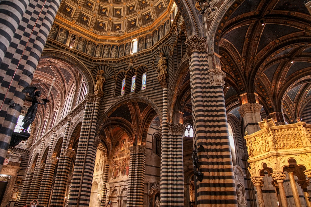 Un grande edificio ornato con molti archi