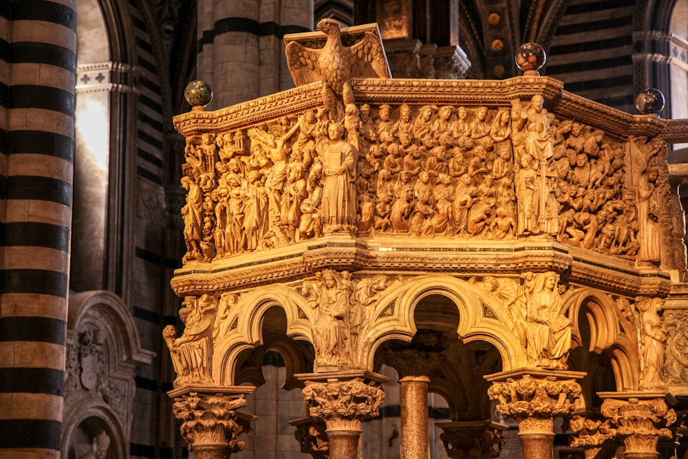 Un gran edificio adornado de oro y marrón