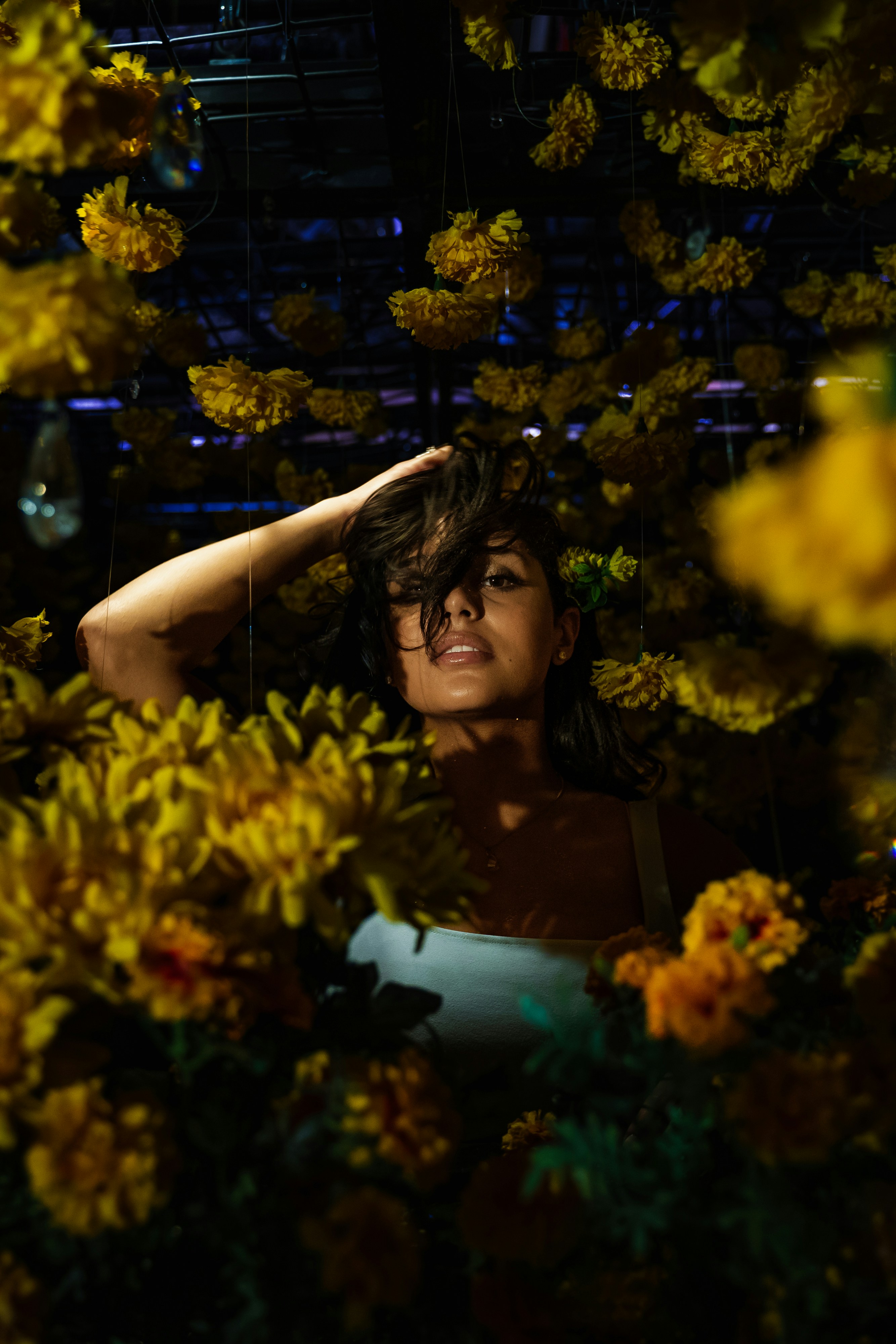 une personne allongée dans un champ de fleurs