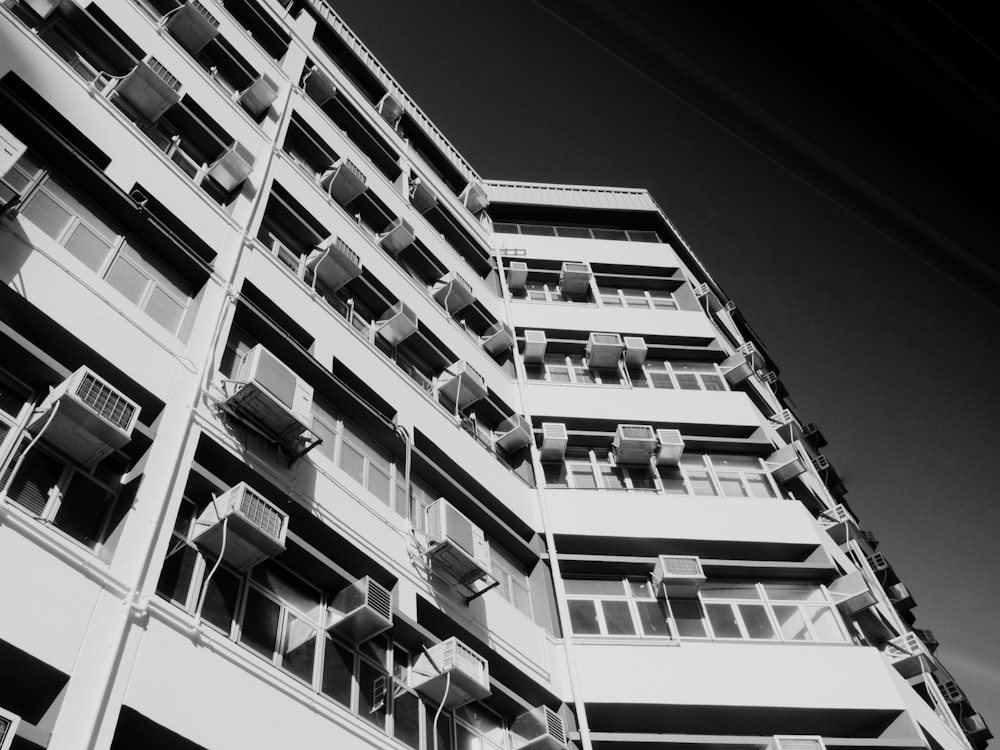 Un edificio con balcones