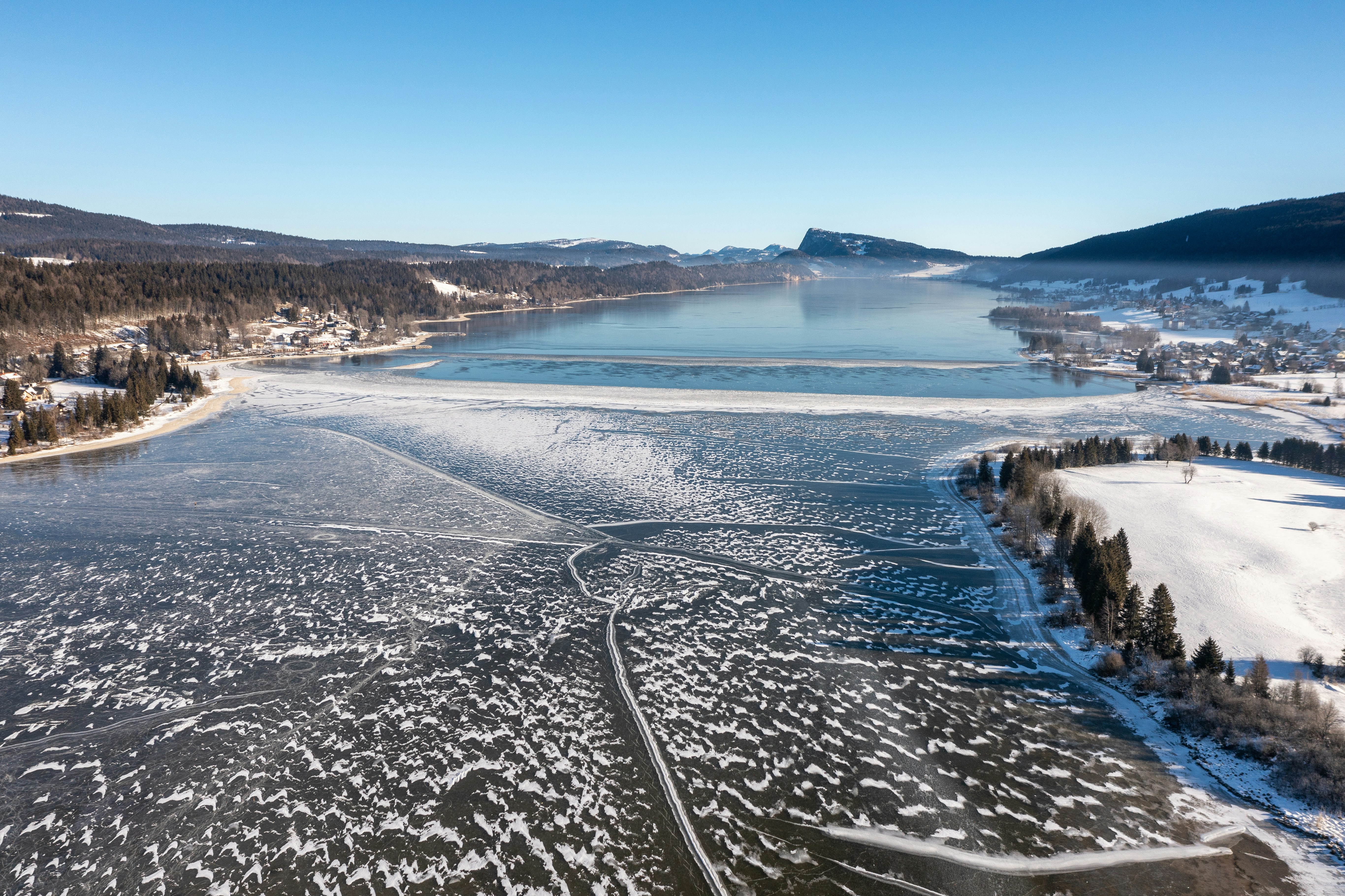 Un río con nieve en las orillas