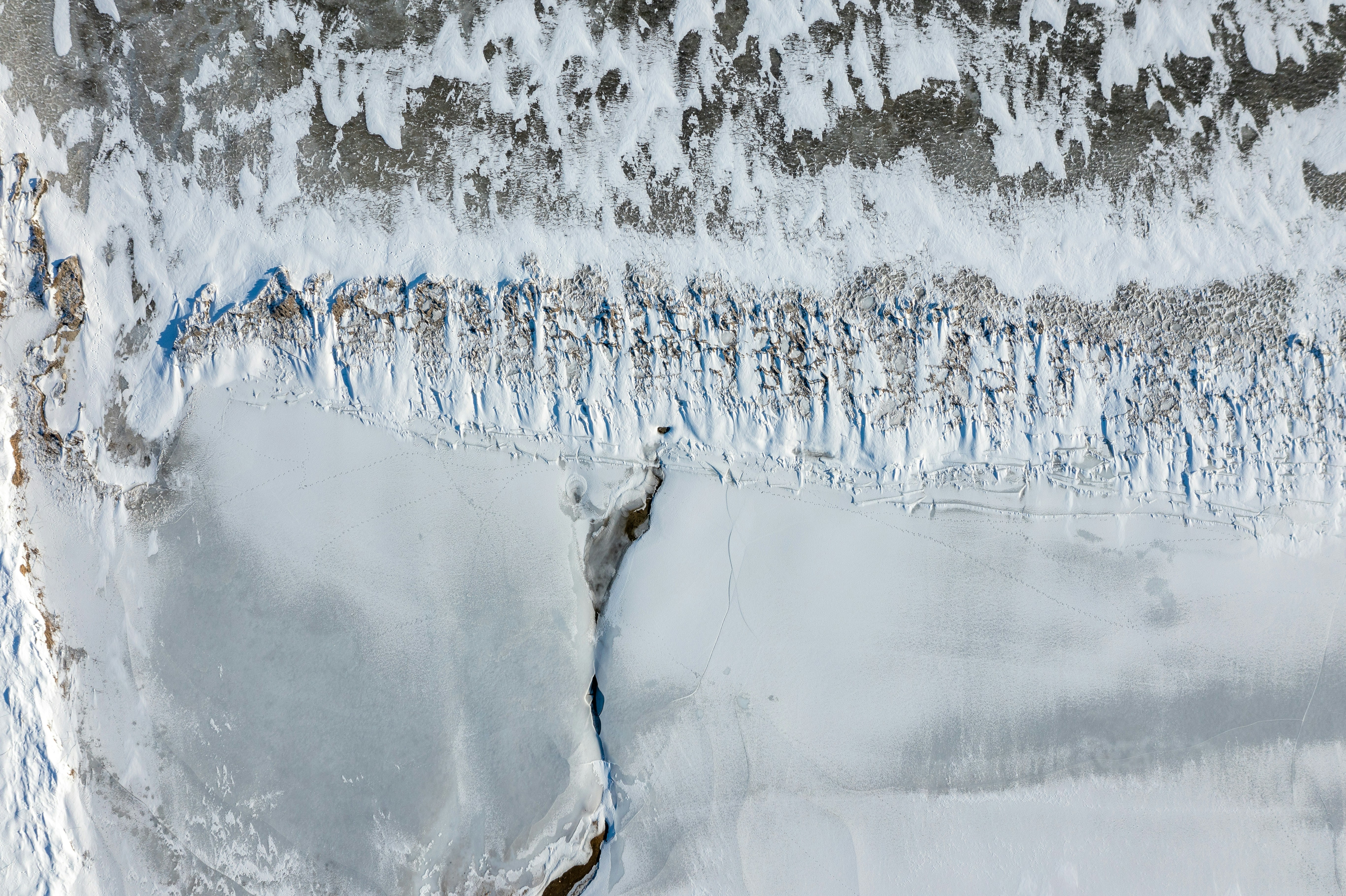Un primer plano de una tienda blanca