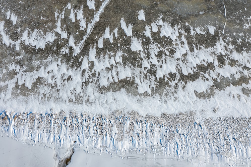 Una pared cubierta de nieve