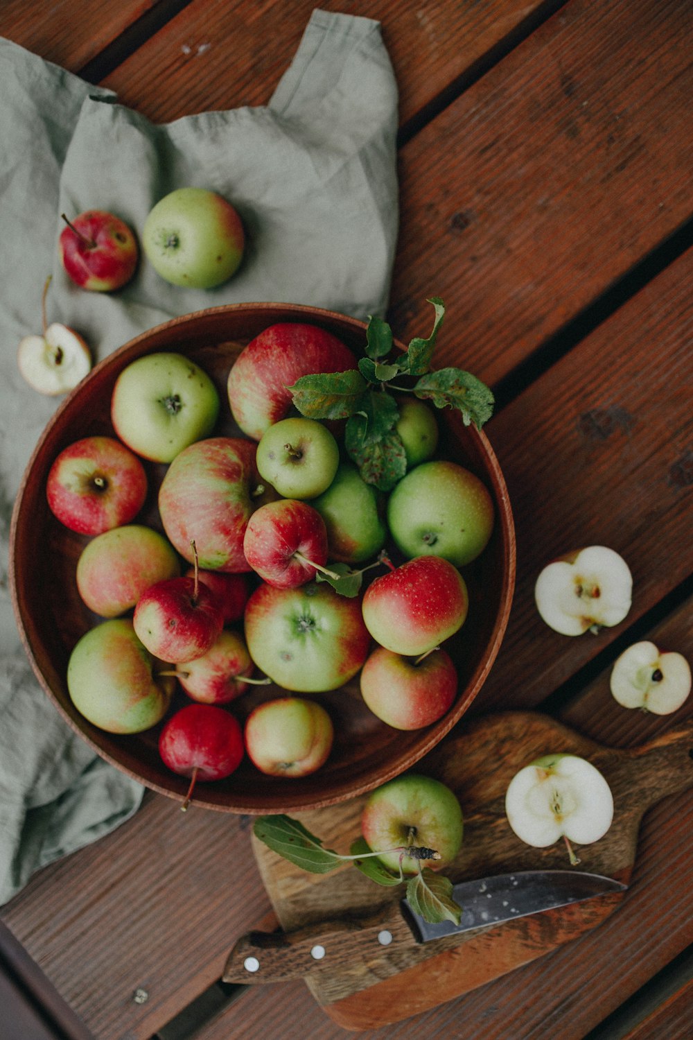 a plate of apples