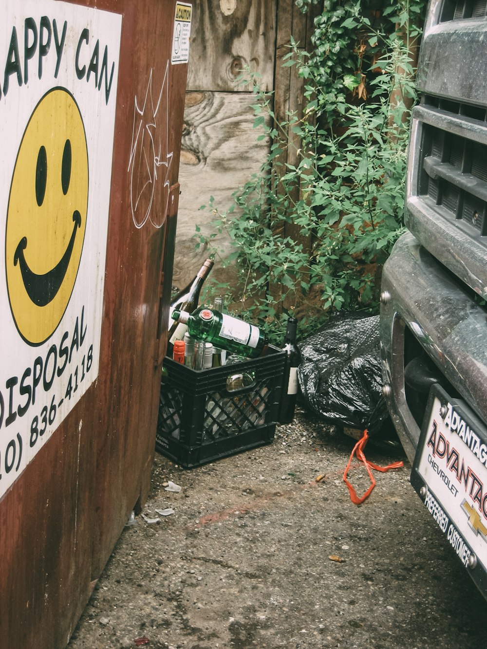 un bidone della spazzatura accanto a un cartello