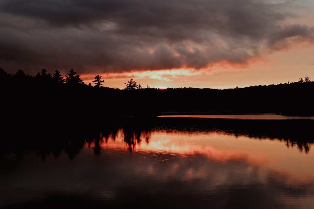 Una puesta de sol sobre un lago