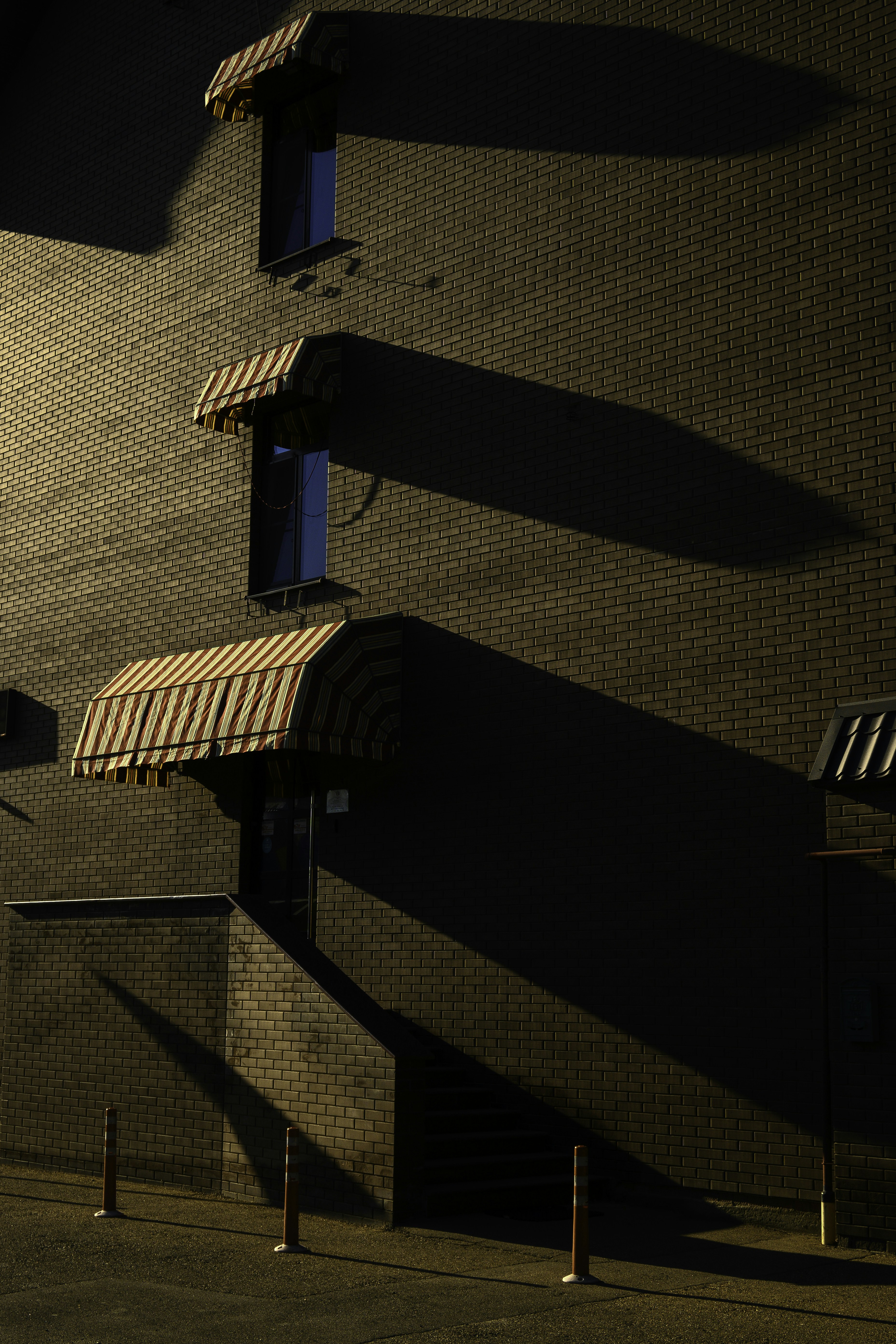 Un edificio di mattoni con un'ombra