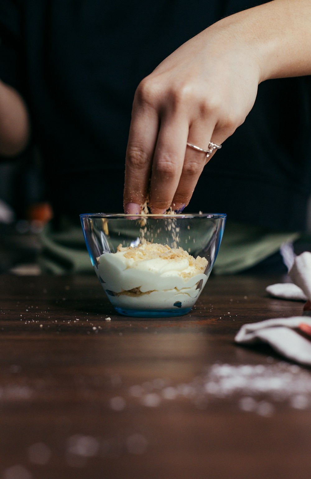 eine Hand, die eine Schüssel mit Essen hält