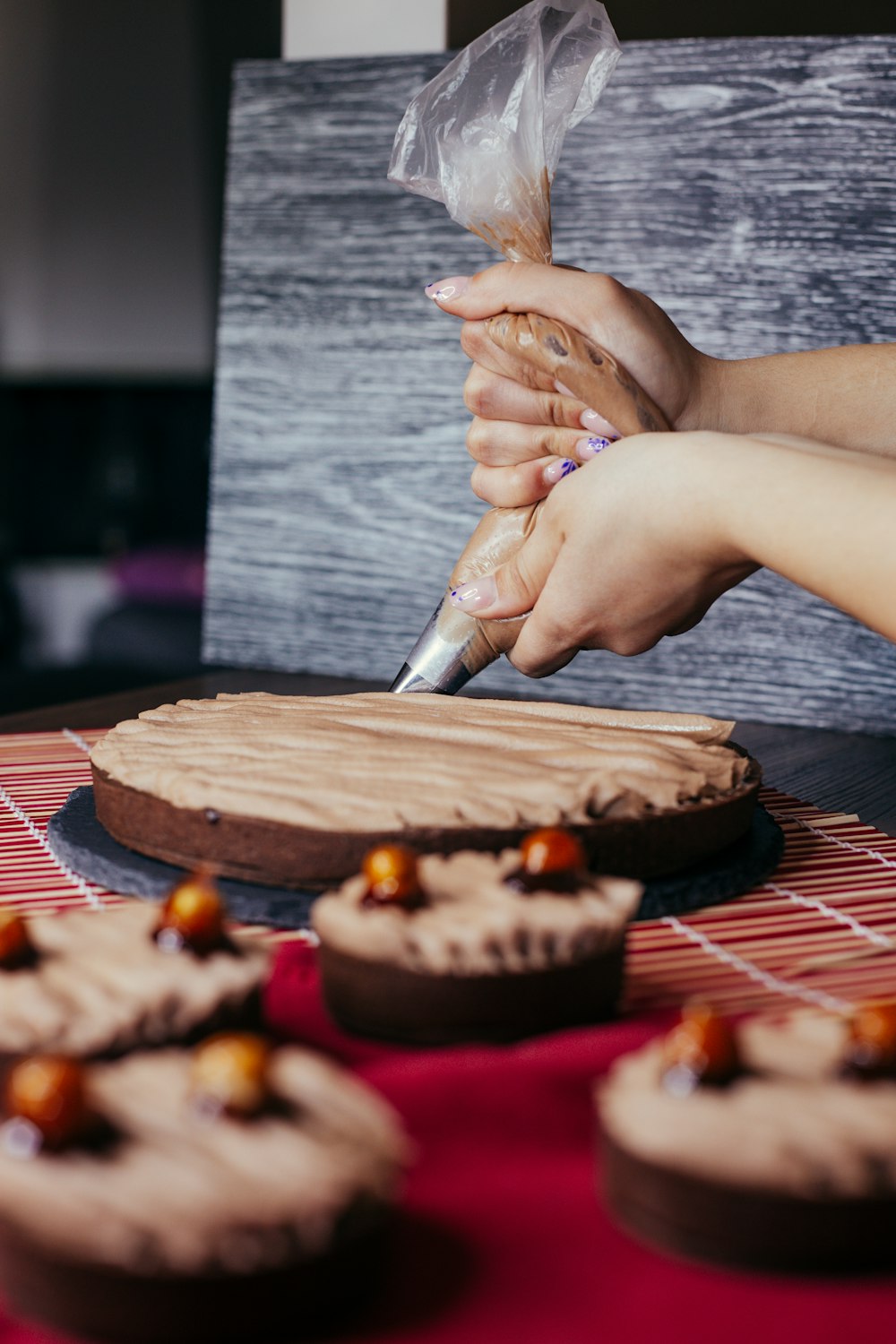 une personne coupant un gâteau