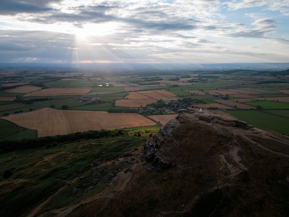 Un paysage avec un grand champ et des bâtiments au loin