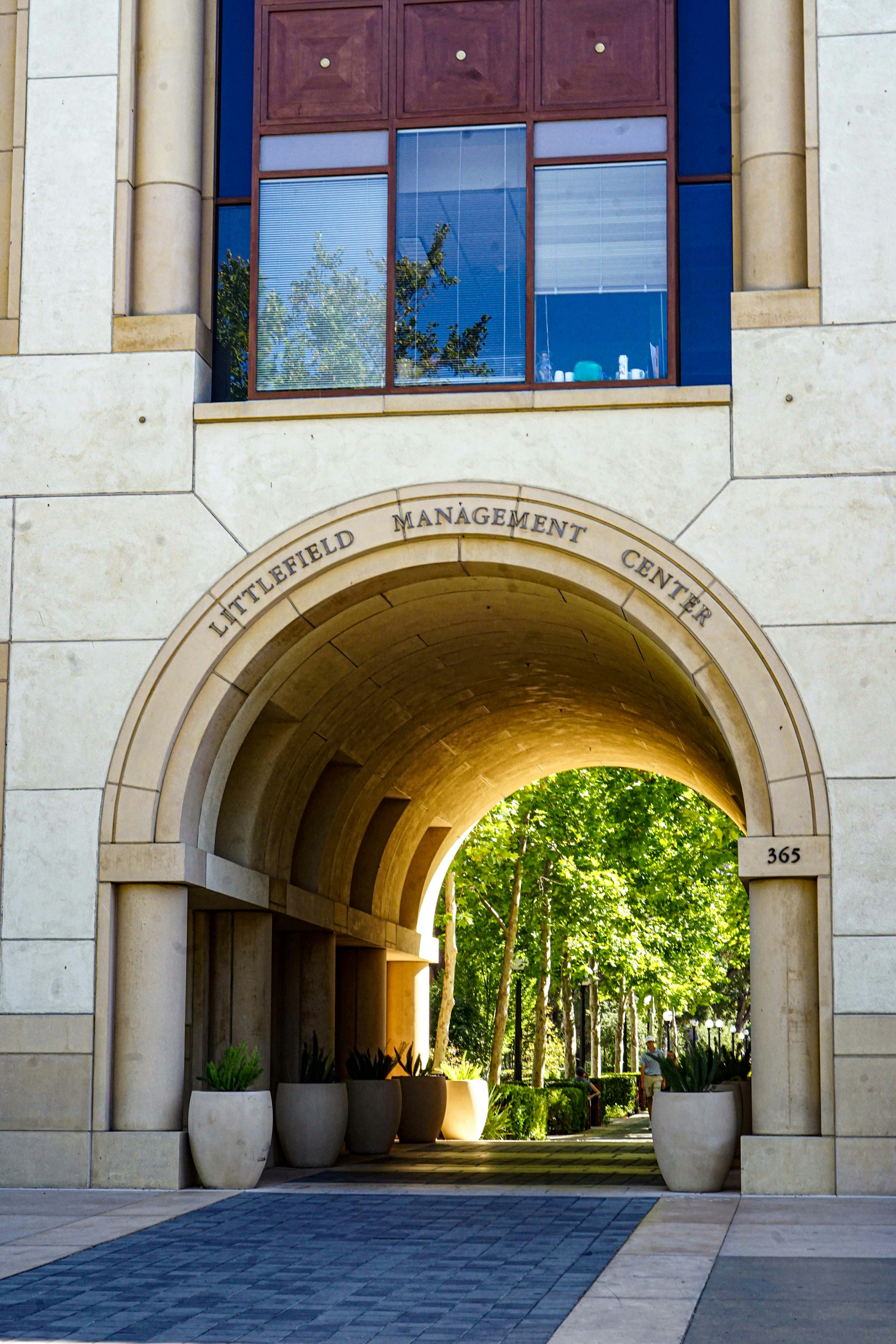um edifício com uma grande porta arqueada