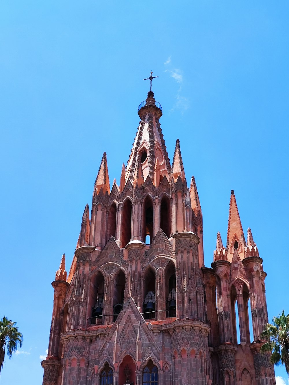 um grande edifício com uma cruz no topo