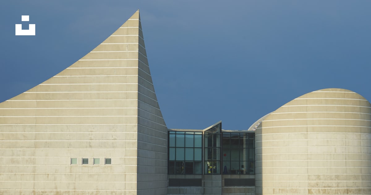 A building with a triangular roof photo – Free Wichita Image on Unsplash