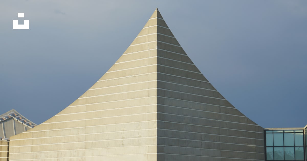 A building with a triangular roof photo – Free Wichita Image on Unsplash