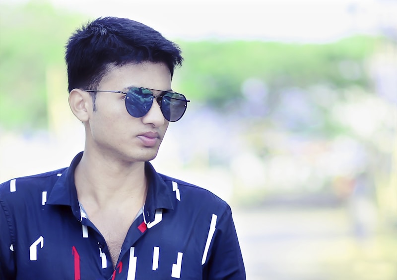 Muodikas mies aurinkolaseissa