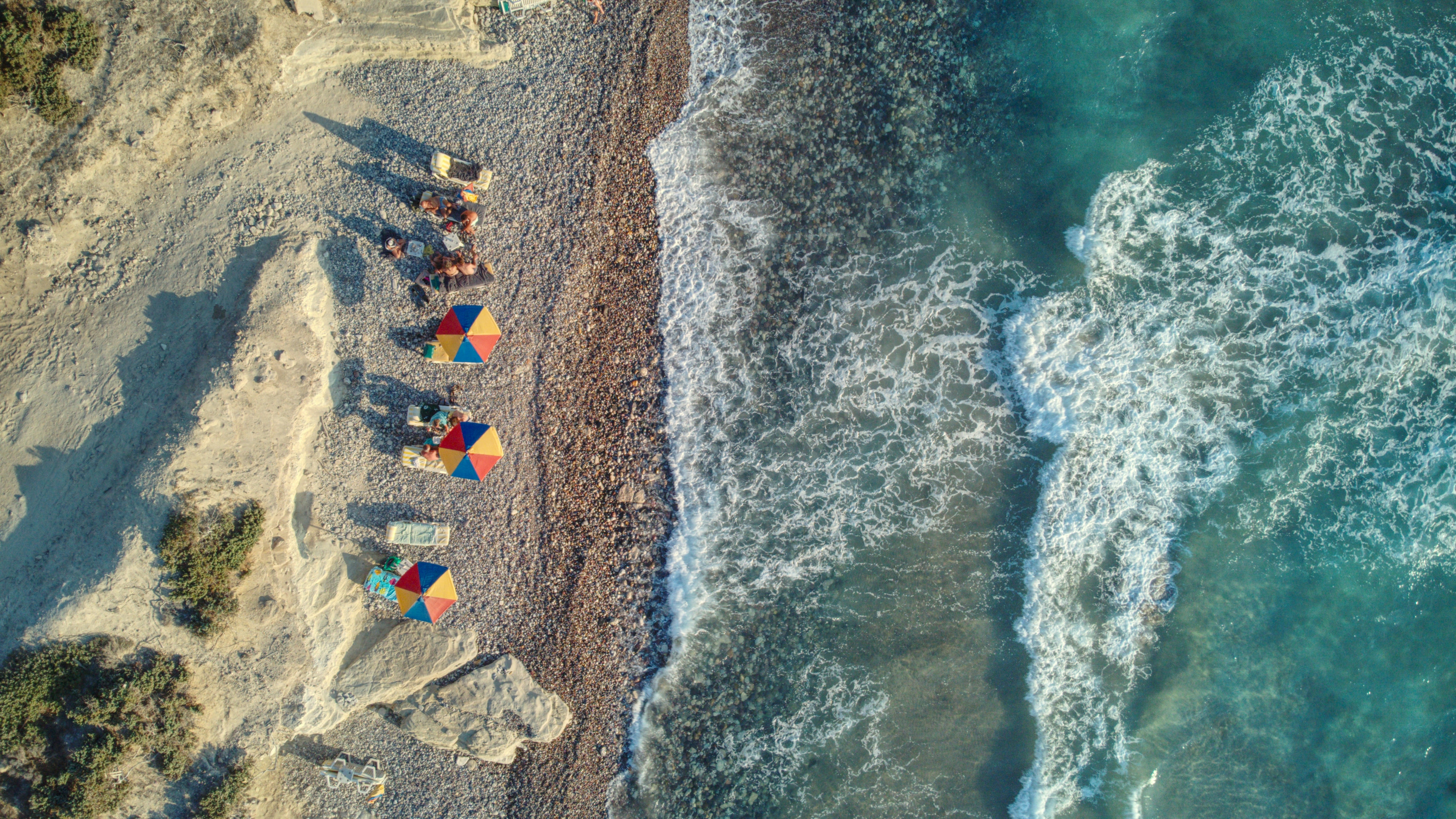 una spiaggia libera a Kos lambita dalle onde del mare vista dall'alto