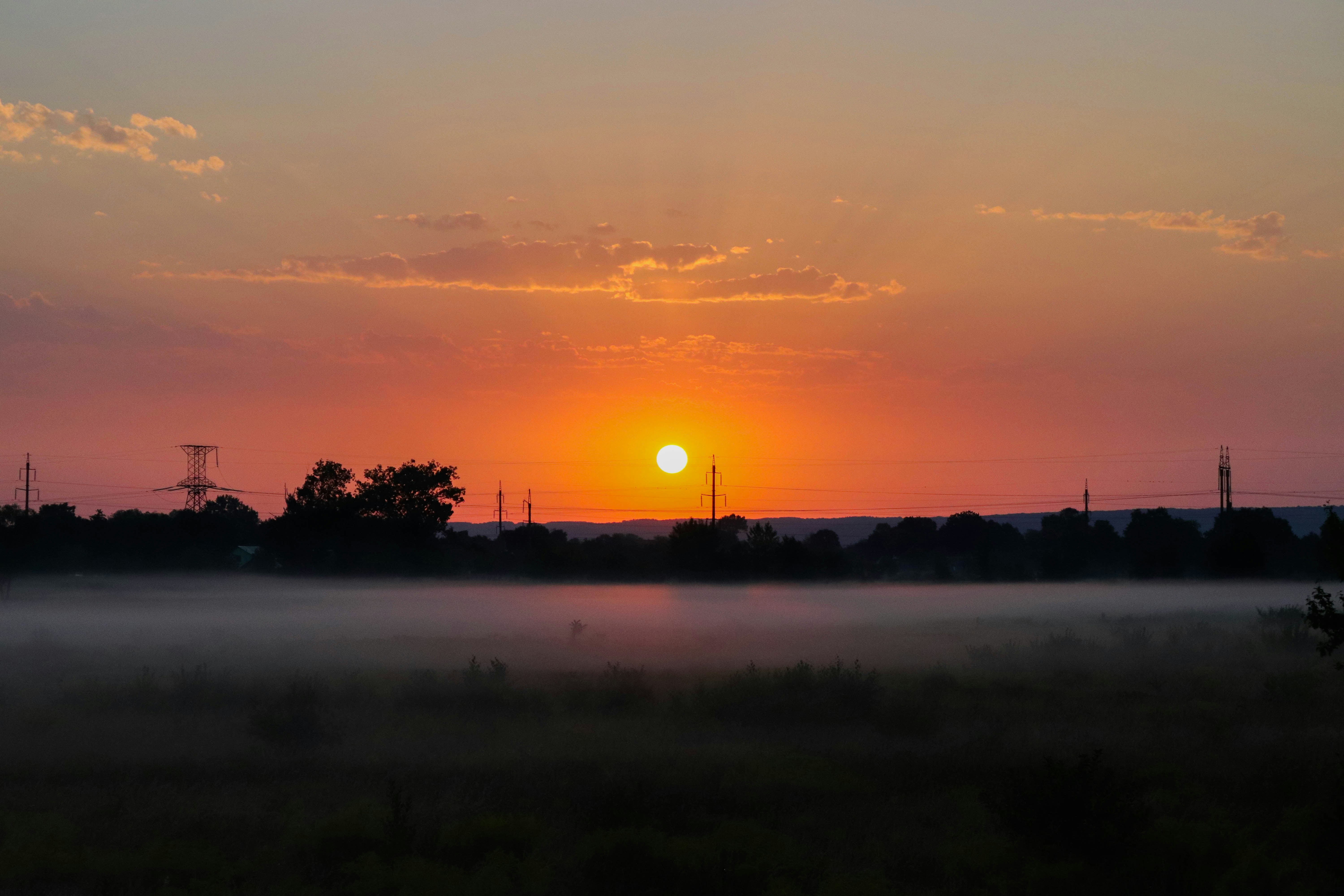Una puesta de sol sobre un campo