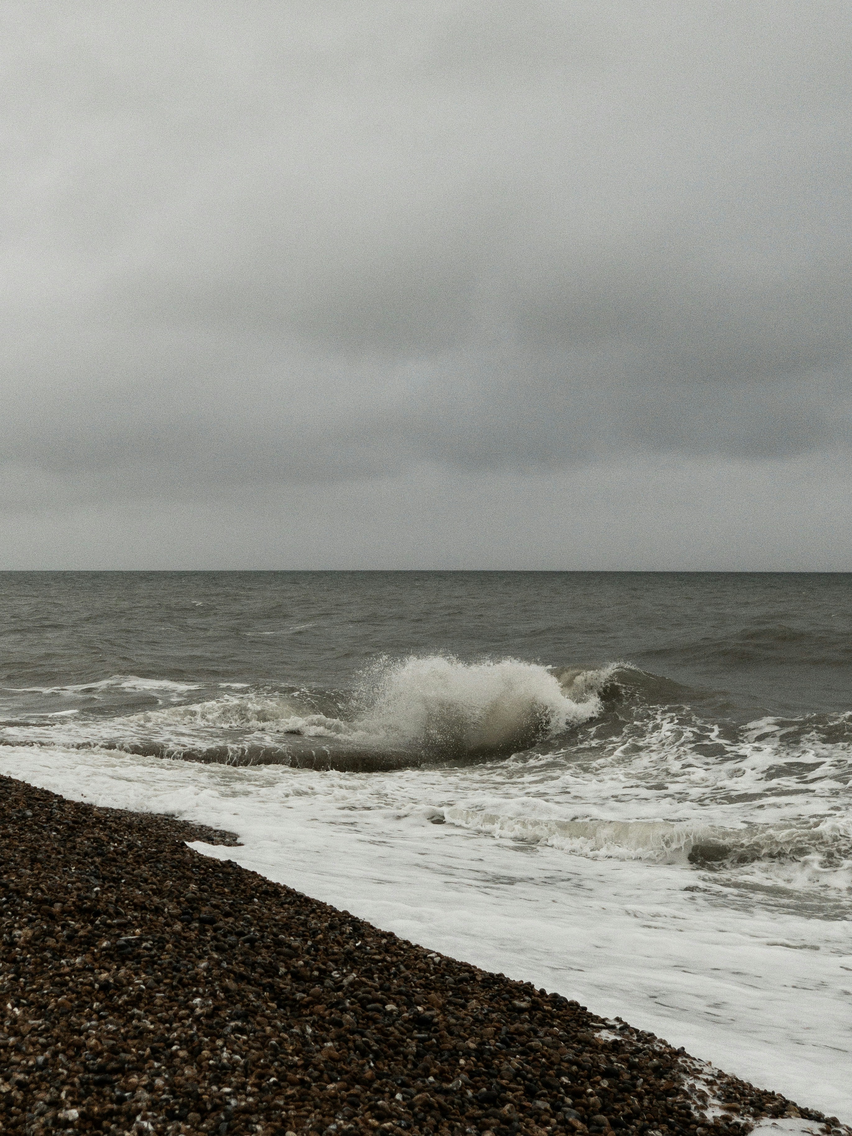 vagues s’écrasant sur une plage