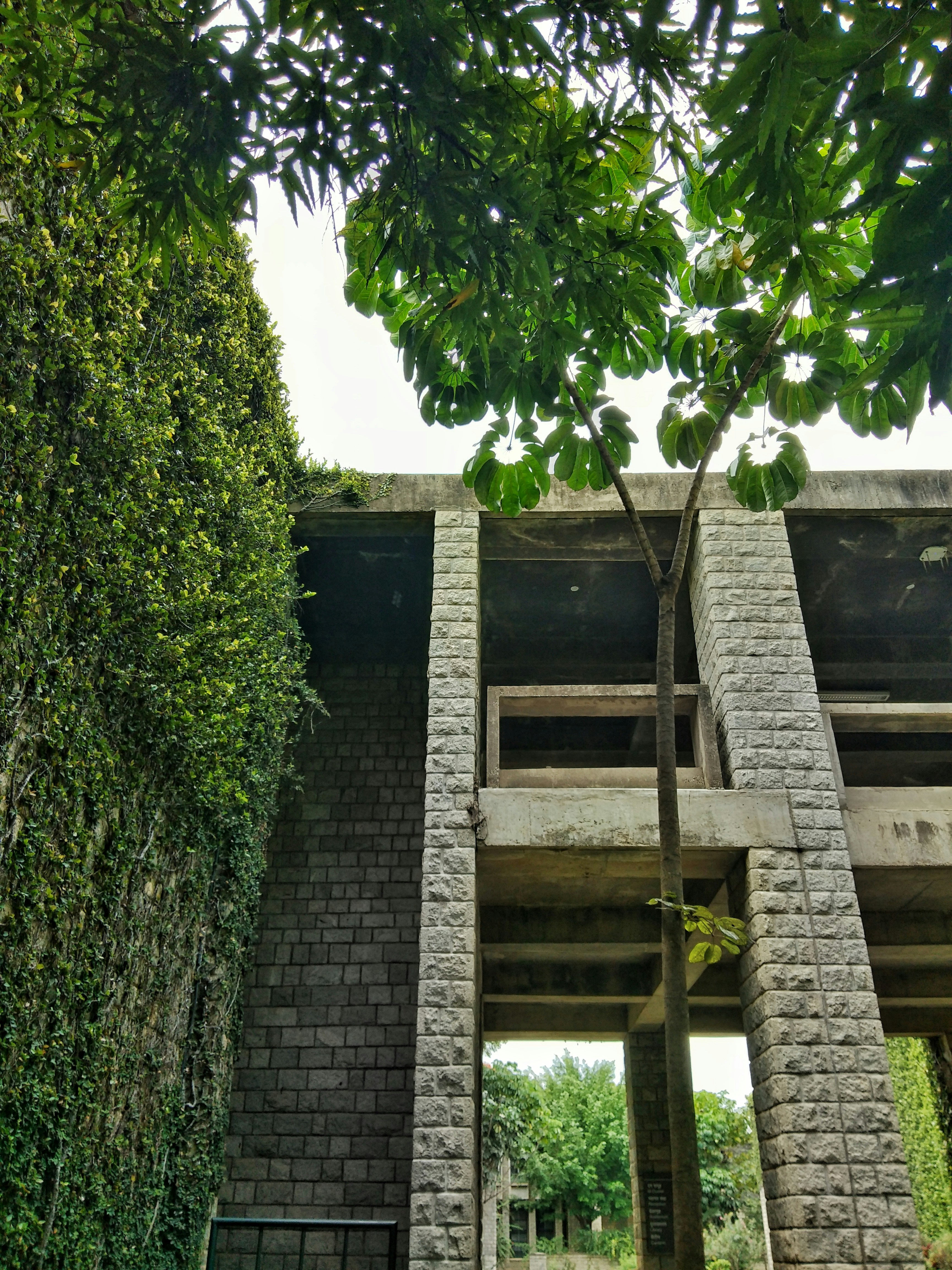 ein Backsteingebäude mit einer Steinmauer