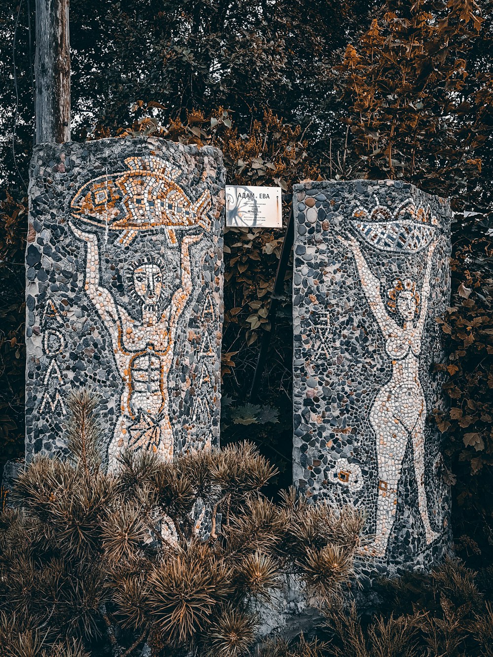 uma pedra com uma face esculpida