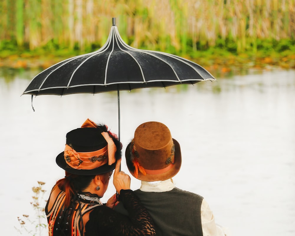 um homem e uma mulher sob um guarda-chuva