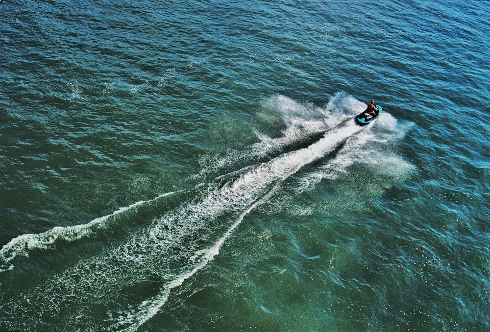 une personne surfant sur les vagues