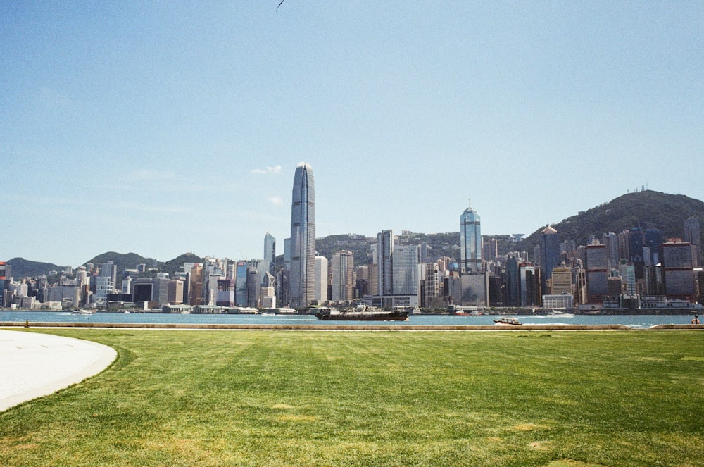 un horizonte de la ciudad con un río que lo atraviesa