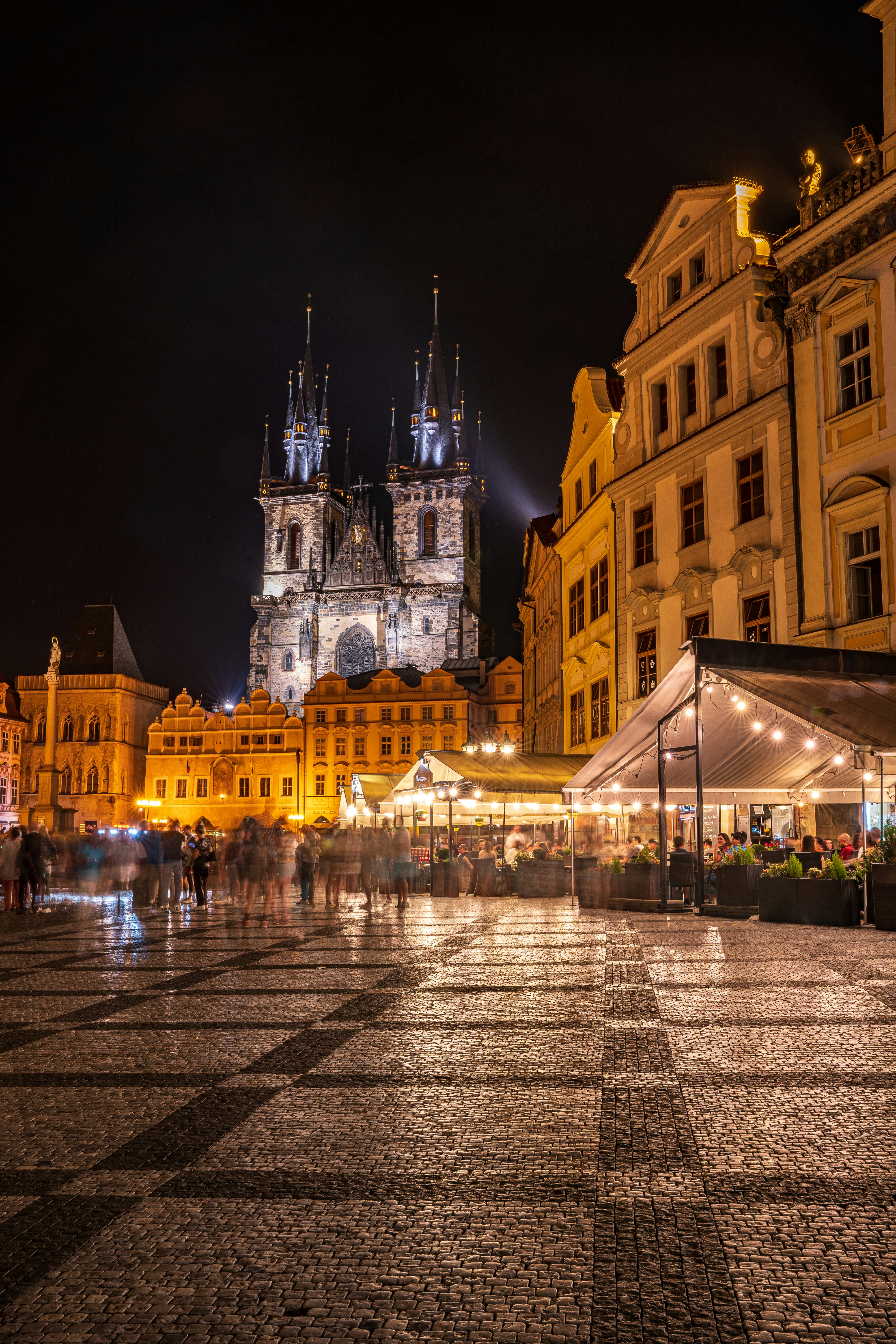 un grande edificio con una torre
