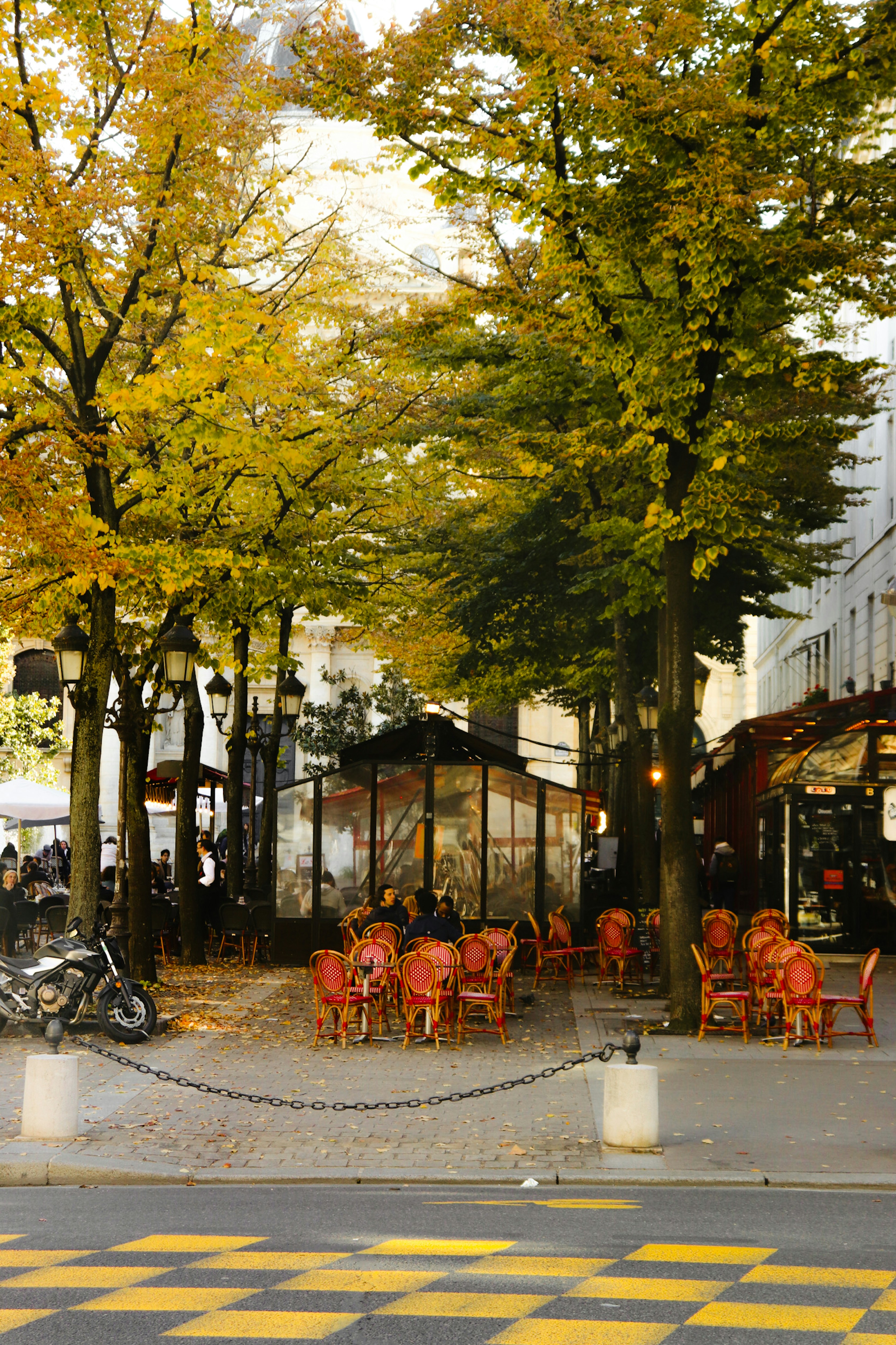 Un groupe de personnes assises à une table dans un parc photo Photo