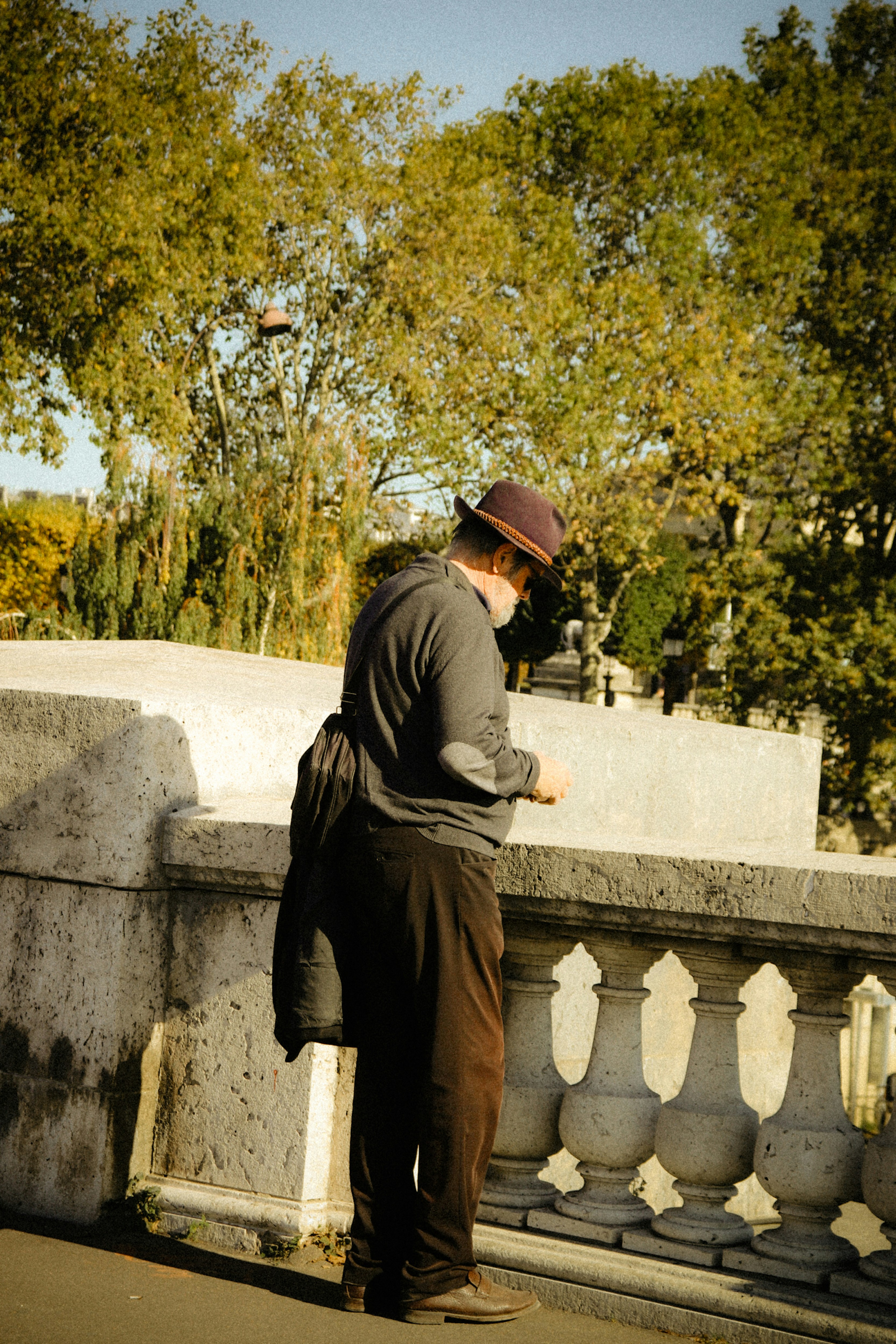 A man leaning against a wall photo – Free Paris Image on Unsplash