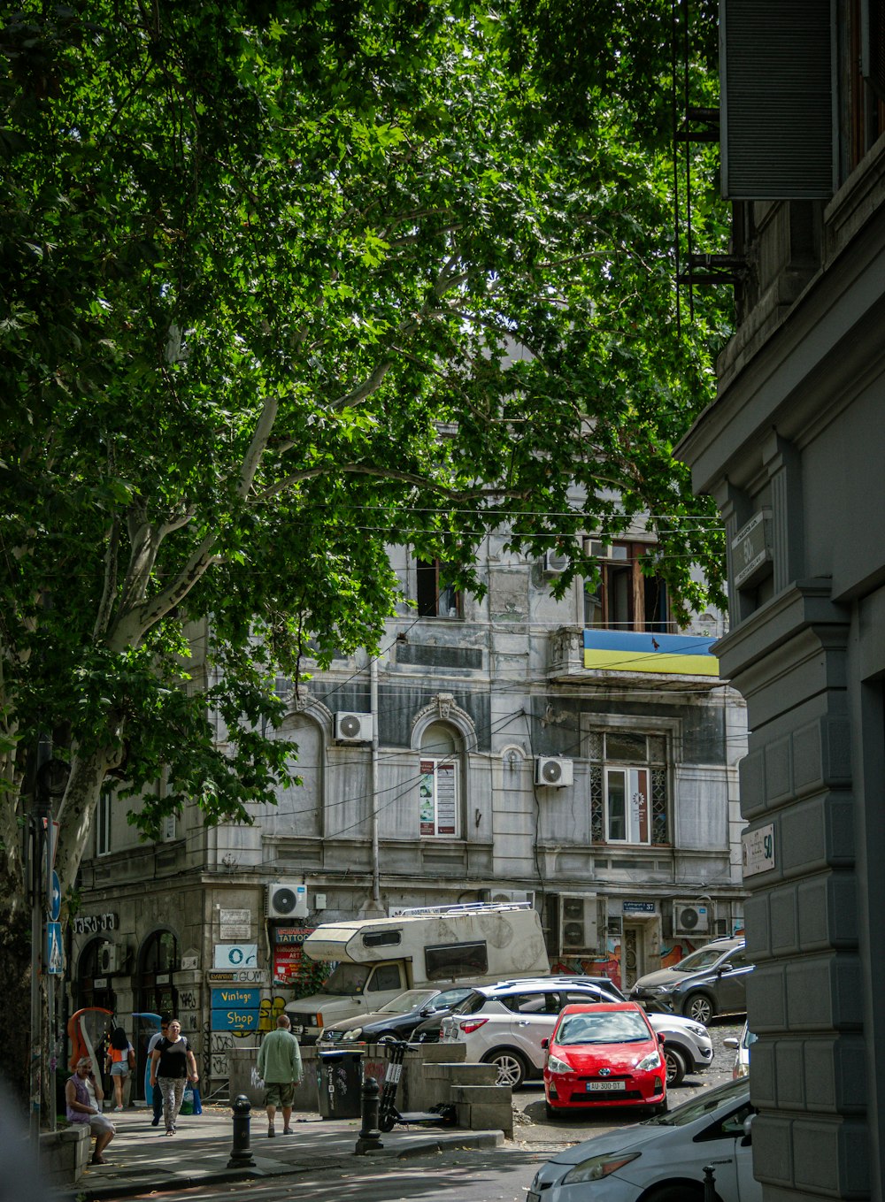 Una calle con coches y gente