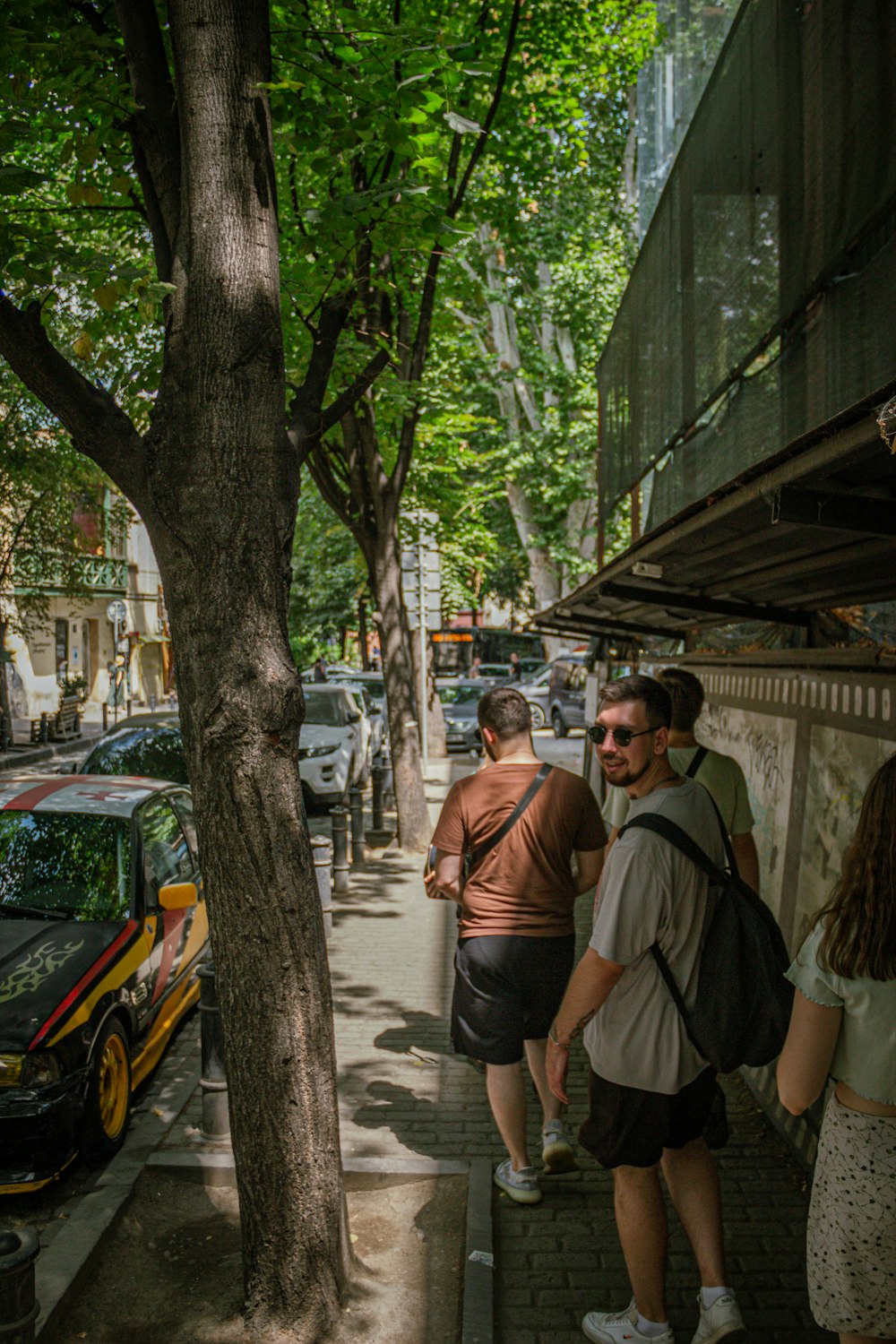 Un grupo de personas caminando por una acera