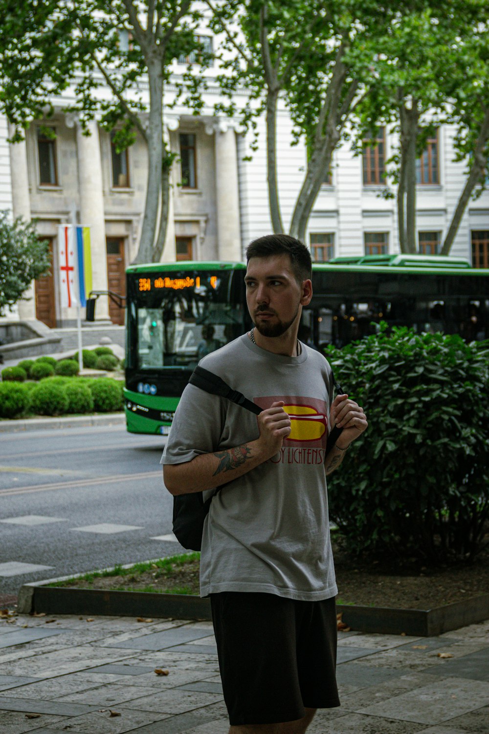 una persona sosteniendo una taza