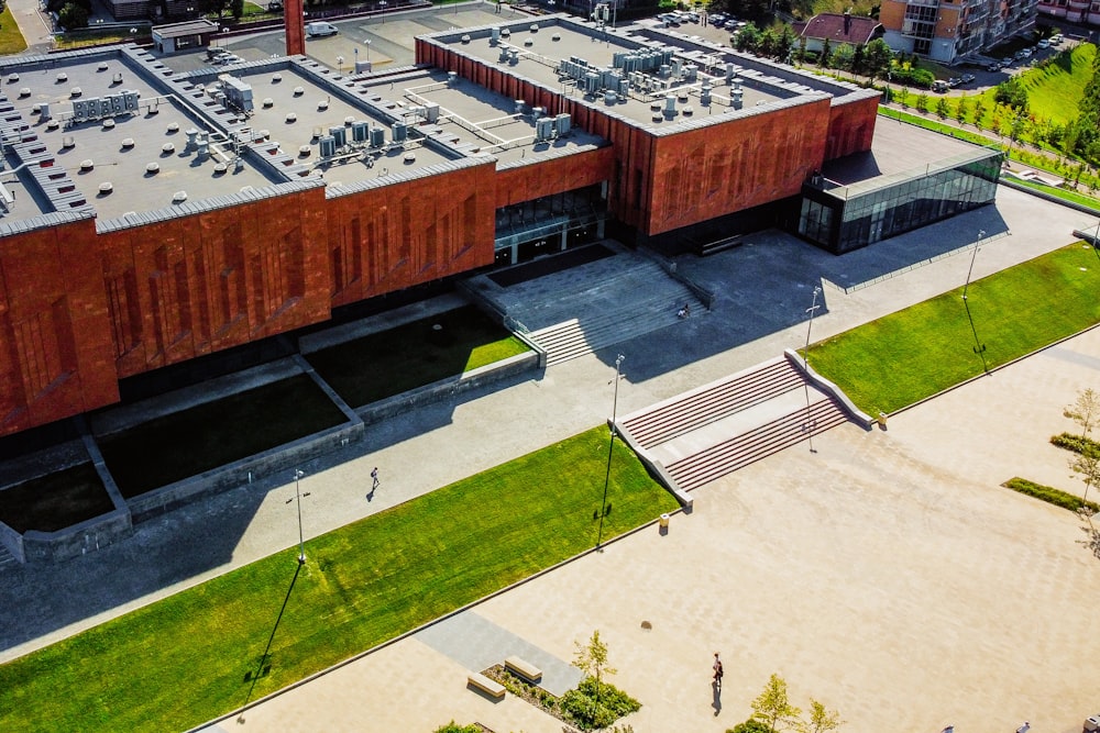 a tennis court with a building in the background