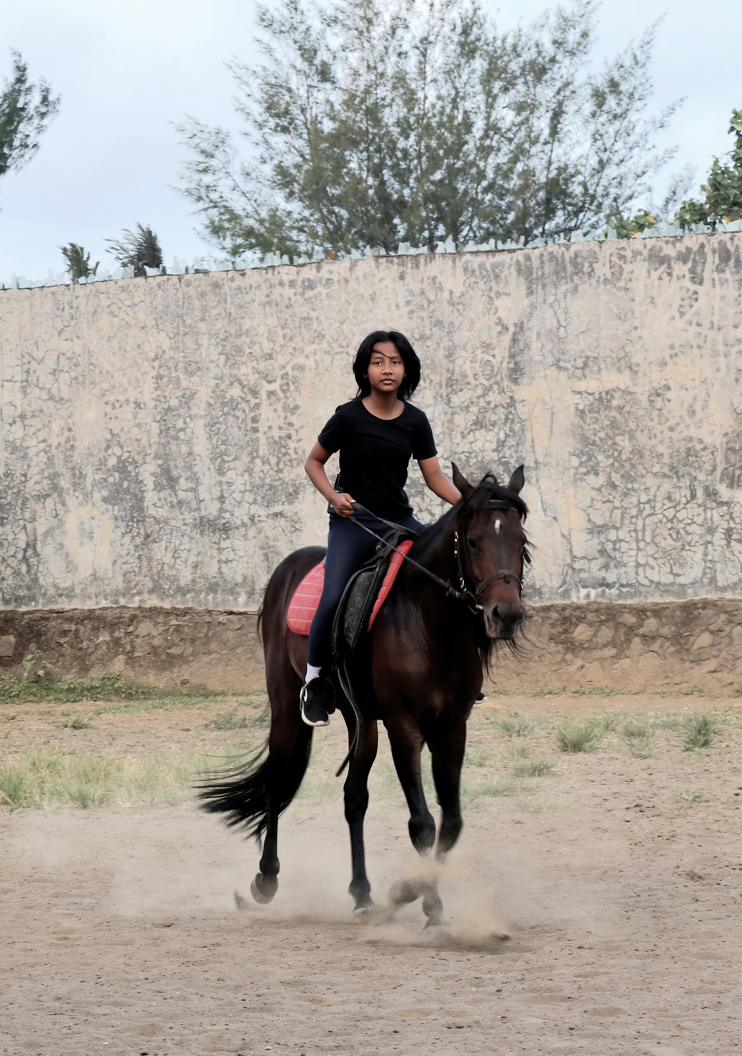 Un uomo che cavalca un cavallo