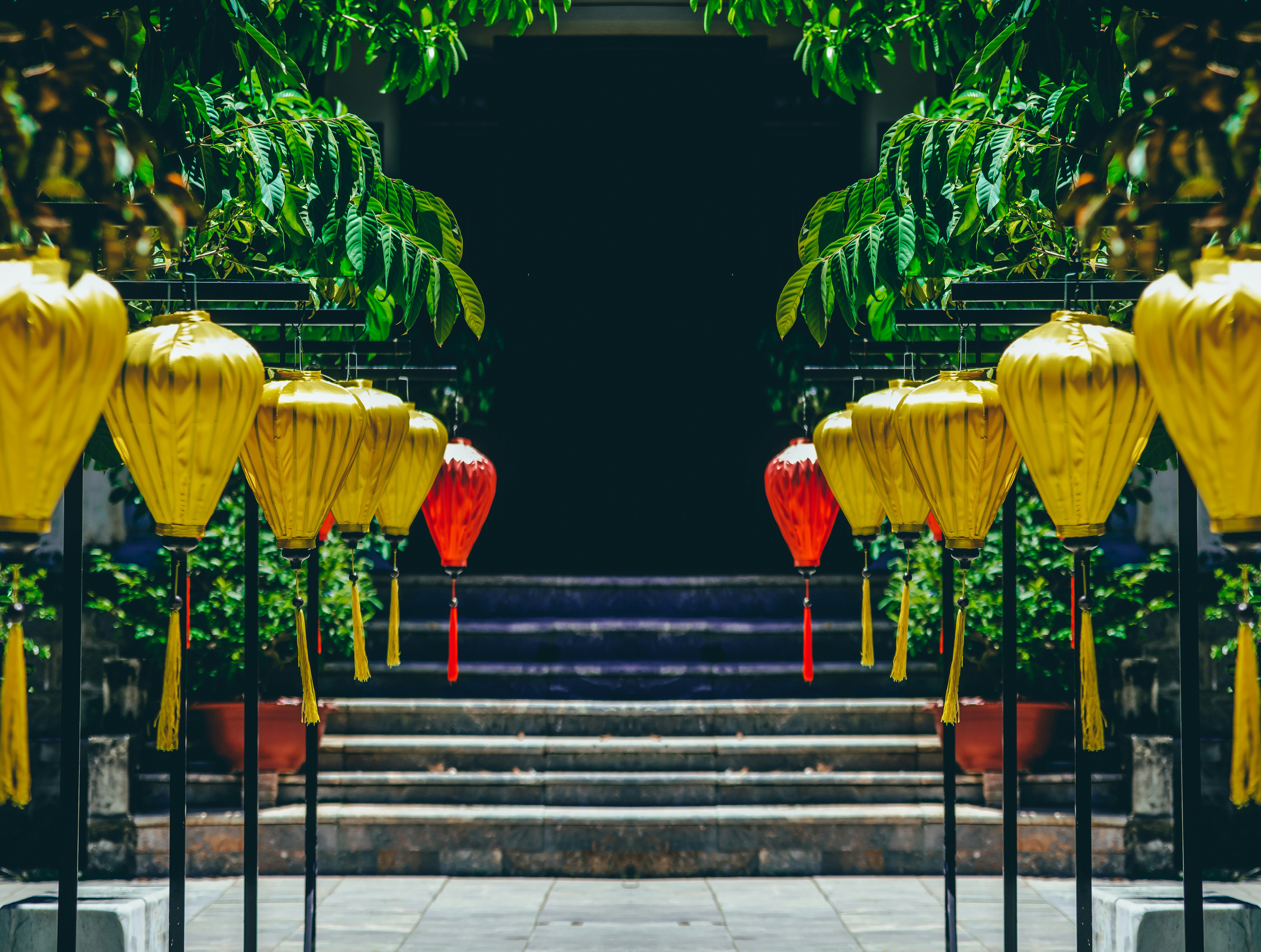 Eine Gruppe gelber Laternen