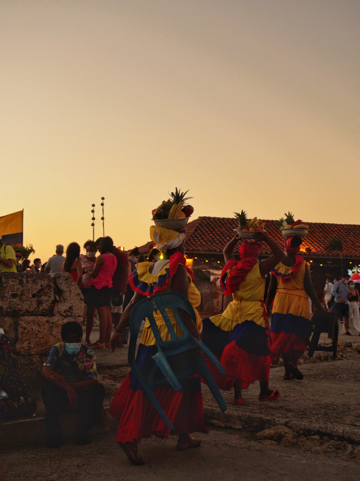 Viajeros disfrutando una experiencia cultural en Cartagena, Colombia