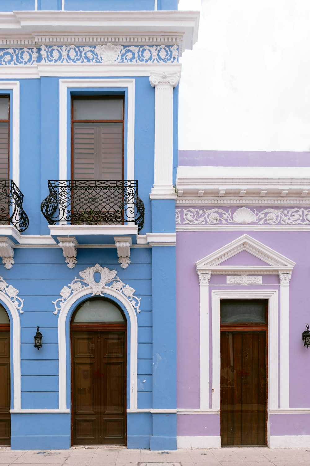 un edificio con balcón