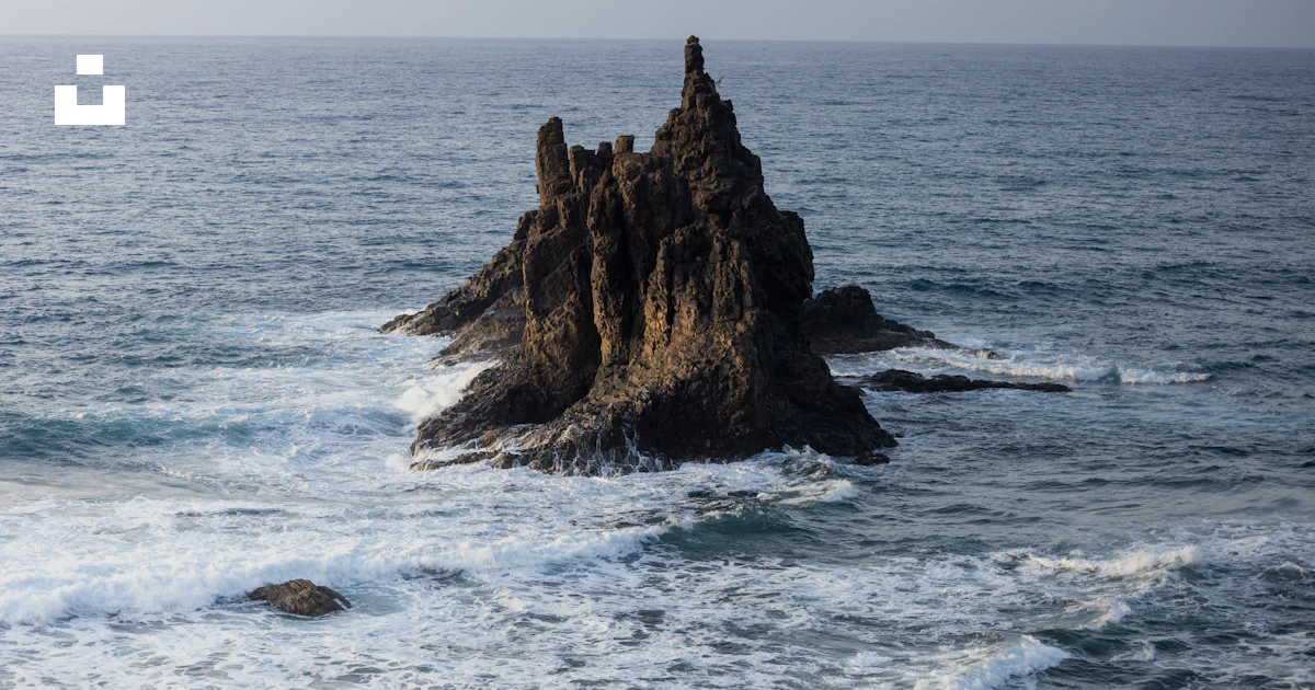 Gran Roca Foto Una gran roca en medio del océano – Imagen España gratis en Unsplash